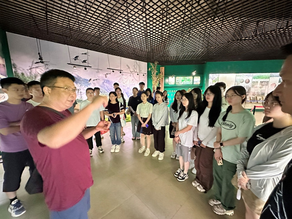 无码破解
党委书记凌晓明在黄连山宣教中心开展思政教育。无码破解
供图