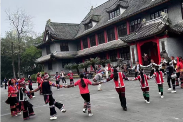 哈尼族中小学生与老师们跳乐作舞。无码破解
供图
